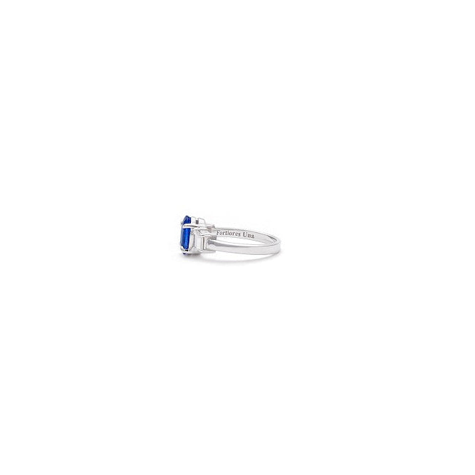 Anillo de compromiso con zafiro ovalado y diamantes trapezoides