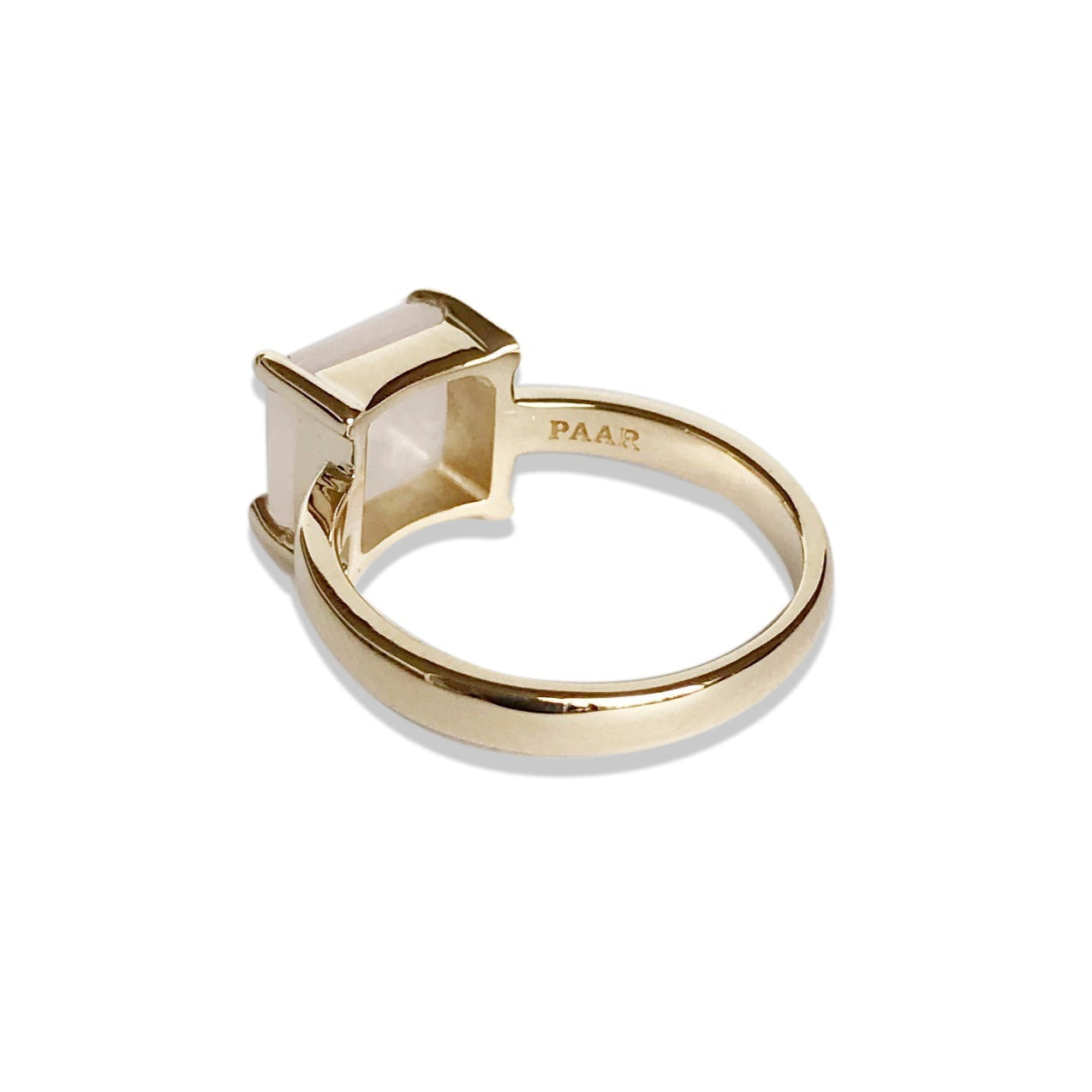 Thick yellow gold ring with a cabochon rose quartz
