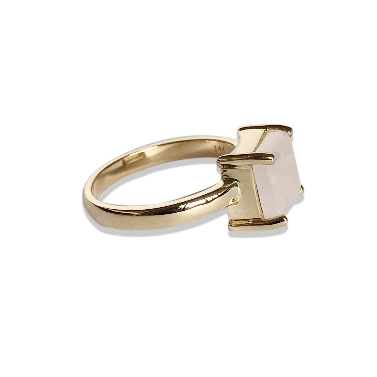 Thick yellow gold ring with a cabochon rose quartz
